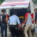 Petugas melakukan evakuasi pada napi yang ditemukan tewas diduga gantung diri di Lapas Kelas I Malang.