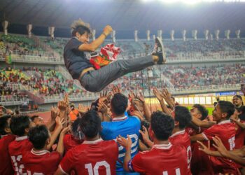 Pelatih Timnas Indonesia Shin Tae Yong saat dilempat oleh seluruh pemain sebagai perayaan lolosnya Timnnas Indonesia ke fase selanjutnya Asian Cup U-20 Qualifiers di Stadion Gelora Bung Tomo, Surabaya, Minggu (18/9/2022).