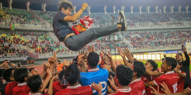 Pelatih Timnas Indonesia Shin Tae Yong saat dilempat oleh seluruh pemain sebagai perayaan lolosnya Timnnas Indonesia ke fase selanjutnya Asian Cup U-20 Qualifiers di Stadion Gelora Bung Tomo, Surabaya, Minggu (18/9/2022).
