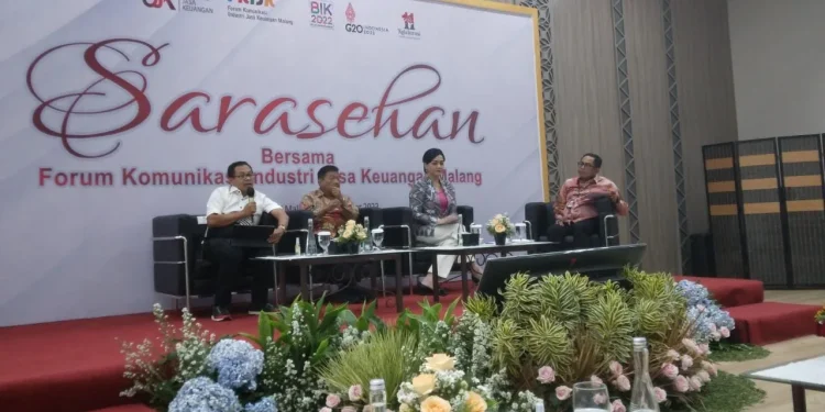 Dari kiri : Wali Kota Malang Sutiaji, anggota Komisi XI DPR RI Andreas Eddy Susetyo, anggota Dewan Komisioner OJK Friderica Widyasari, dan Kepala OJK Malang Sigiarto Kasmuri.
