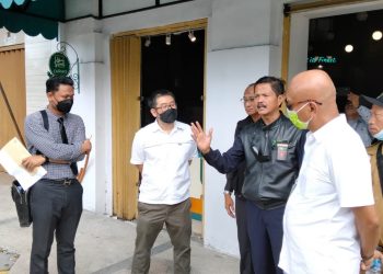 Tim Pengadilan Negeri Malang melakukan pengecekan objek di Kayutangan Heritage, Kota Malang.