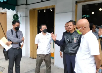Tim Pengadilan Negeri Malang melakukan pengecekan objek di Kayutangan Heritage, Kota Malang.
