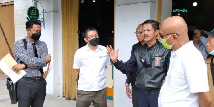 Tim Pengadilan Negeri Malang melakukan pengecekan objek di Kayutangan Heritage, Kota Malang.