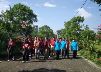 Jajaran rektorat, yayasan dan mahasiswa tengah berjalan menuju beberapa titik penanaman pohon.