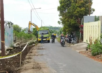 Aktivitas proyek pelebaran jalan di sepanjang jalan Dr. Soetomo, Kecamatan Junrejo. Pelebaran jalan ini dilakukan tepat di depan SMPN 7, sekolah baru yang saat ini sedang dibangun.
