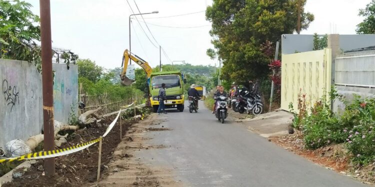 Aktivitas proyek pelebaran jalan di sepanjang jalan Dr. Soetomo, Kecamatan Junrejo. Pelebaran jalan ini dilakukan tepat di depan SMPN 7, sekolah baru yang saat ini sedang dibangun.