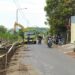 Aktivitas proyek pelebaran jalan di sepanjang jalan Dr. Soetomo, Kecamatan Junrejo. Pelebaran jalan ini dilakukan tepat di depan SMPN 7, sekolah baru yang saat ini sedang dibangun.