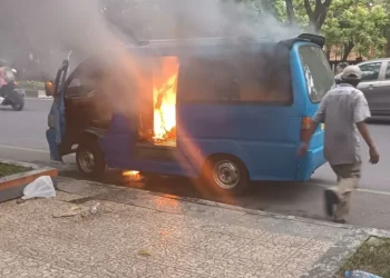 Kobaran api yang membakar mobil angkot di Jalan Veteran, Kota Malang.