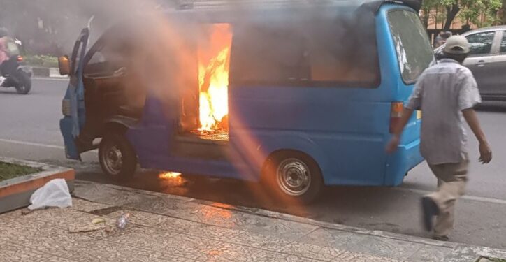 Kobaran api yang membakar mobil angkot di Jalan Veteran, Kota Malang.