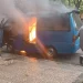 Kobaran api yang membakar mobil angkot di Jalan Veteran, Kota Malang.