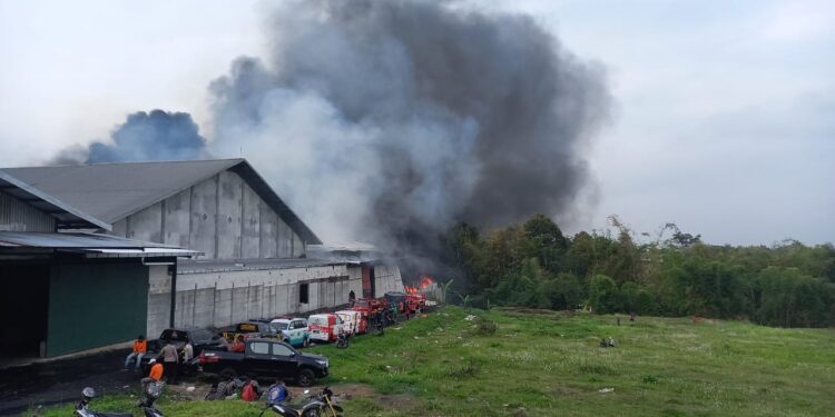 Kebakaran di pabrik kertas milik CV Kurnia Jaya.