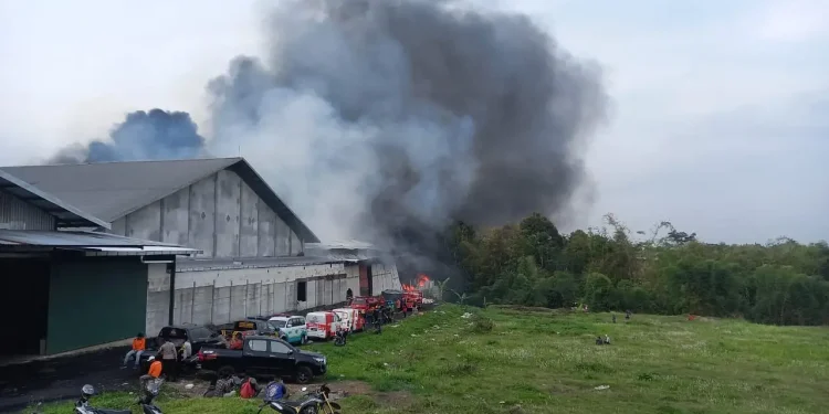 Kebakaran di pabrik kertas milik CV Kurnia Jaya.