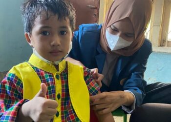 Ilustrasi imunisasi anak di Jawa Timur.