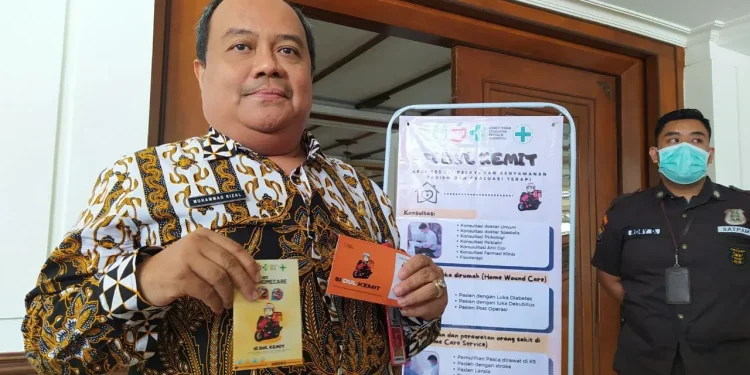 Direktur RSUD Kota Batu dr Muhammad Rizal menunjukkam buku panduan aplikasi Si Dul Kemit, layanan home care yang baru dikenalkan.