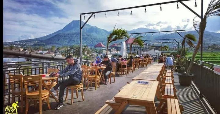 Ilustrasi cafe di Kota Batu.