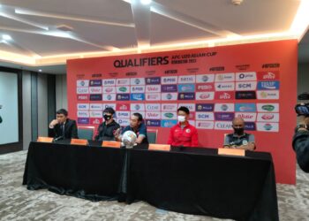 Para Pelatih AFC U-20 saat melakukan konferensi pers jelang laga Kualifikasi AFC U-20 di Stadion GBT Surabaya.