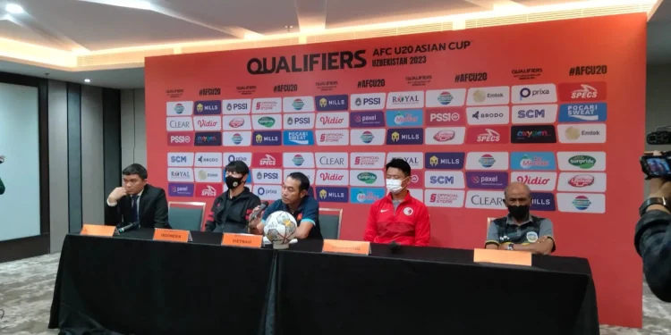 Para Pelatih AFC U-20 saat melakukan konferensi pers jelang laga Kualifikasi AFC U-20 di Stadion GBT Surabaya.