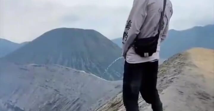 Tangkapan layar video turis asing yang kencing di kawah Gunung Bromo.