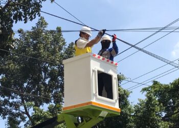 Wali Kota Malang Sutiaji (rompi kuning) saat ikut merapikan kabel di kawasan Jalan Kawi.