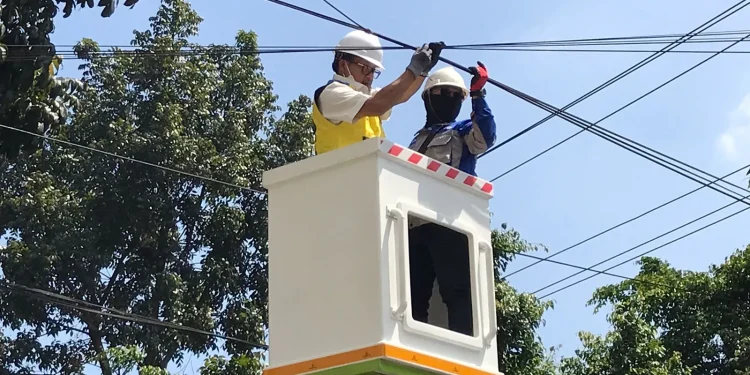 Wali Kota Malang Sutiaji (rompi kuning) saat ikut merapikan kabel di kawasan Jalan Kawi.