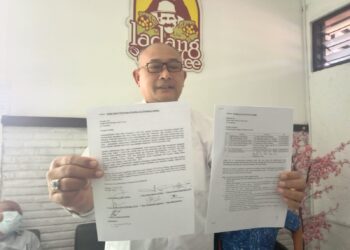 Perwakilan Tim 7, Budi Susatia menunjukkan berkas-berkas Muskot IX PMI Kota Malang.