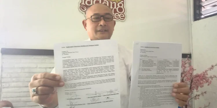 Perwakilan Tim 7, Budi Susatia menunjukkan berkas-berkas Muskot IX PMI Kota Malang.