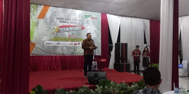Wakil Bupati Malang Didik Gatot Subroto saat memberi sambutan di welcome party 76 Indonesian Downhill 2022.