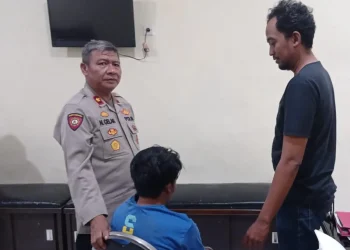 Pelaku perampasan ponsel diamankan di Polsek Sukun.