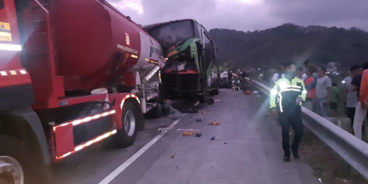 Kecelakaan beruntun di Tol Malang-Pandaan KM 76 melibatkan 5 kendaraan. Foto: Satlantas Polres Malang.