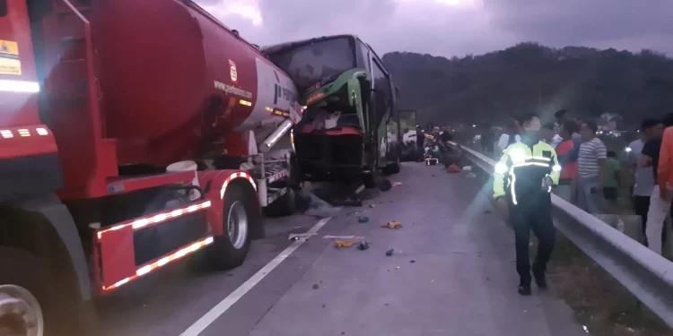 kecelakaan beruntun,tol malang pandaan hari ini,kilometer 76,kecelakaan di tol malang pandaan - Update Kecelakaan Beruntun di Kilometer 76 Tol Malang-Pandaan