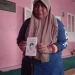 Tuwin menunjukkan amplop yang akan digunakan untuk membagi-bagikan sedekah.