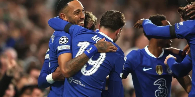 Pierre Emerick Aubameyang pasca mencetak gol kedua Chelsea atas AC Milan dan merayakannya bersama rekan se-tim.