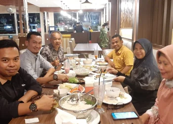Dr Aqua Dwipayana (paling kiri) menikmati jamuan makan malam Kepala RSUD Cilacap dr Moch Ichlas Riyanto, MM (tiga dari kanan) bersama jajarannya di D'Pillars Resto Jl Katamso Cilacap pada Selasa, 18 Oktober 2022.