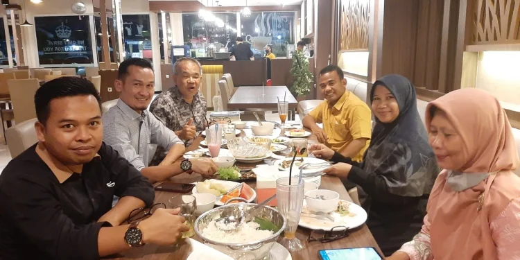 Dr Aqua Dwipayana (paling kiri) menikmati jamuan makan malam Kepala RSUD Cilacap dr Moch Ichlas Riyanto, MM (tiga dari kanan) bersama jajarannya di D'Pillars Resto Jl Katamso Cilacap pada Selasa, 18 Oktober 2022.