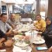 Dr Aqua Dwipayana (paling kiri) menikmati jamuan makan malam Kepala RSUD Cilacap dr Moch Ichlas Riyanto, MM (tiga dari kanan) bersama jajarannya di D'Pillars Resto Jl Katamso Cilacap pada Selasa, 18 Oktober 2022.