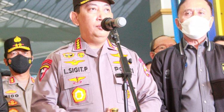 Kapolri, Jenderal Pol Listyo Sigit Prabowo, saat konferensi pers di Stadion Kanjuruhan, Kabupaten Malang, Minggu (2/10/2022) malam.