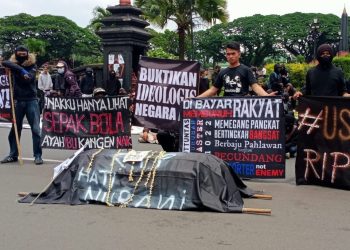 Keranda yang dibawa Aremania saat aksi solidaritas Tragedi Kanjuruhab di Alun-alun Tugu Kota Malang pada Kamis (20/10/2022).