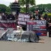 Keranda yang dibawa Aremania saat aksi solidaritas Tragedi Kanjuruhab di Alun-alun Tugu Kota Malang pada Kamis (20/10/2022).