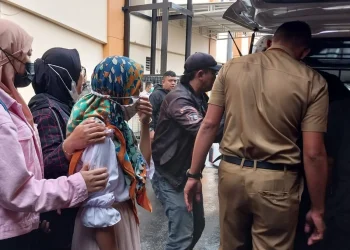 Proses pemulangan jenazah korban tragedi Kanjuruhan di RSSA Malang ke rumah duka.