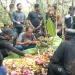 Kerabat dan pelayat berdoa di pusara korban Tragedi Kanjuruhan.
