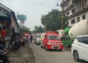 Mobil ambulan relawan berdatangan di RSSA Kota Malang membawa jenazah aremania.