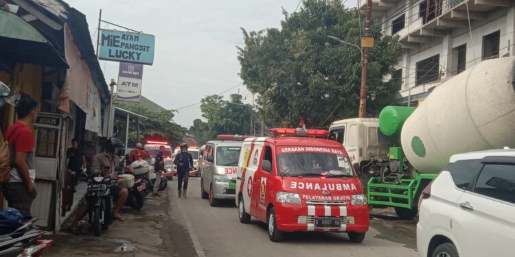 Mobil ambulan relawan berdatangan di RSSA Kota Malang membawa jenazah aremania.