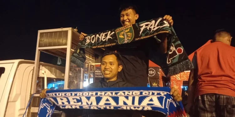 Malam tahlil tujuh harian Tragedi Kanjuruhan menjadi momen yang menyatukan Bonek dan Aremania.