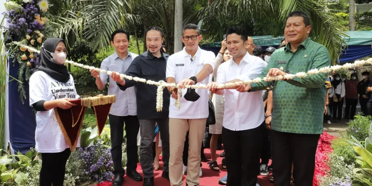 Menteri Pariwisata dan Ekonomi Kreatif Sandiaga Uno (tengah) meresmikan Animation and Film Factory di KEK Singhasari.