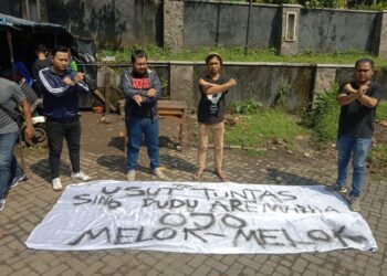 Tim Gabungan Aremania menunjukkan pencopotan spanduk provokatif di Malang.