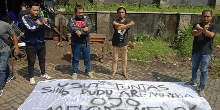 Tim Gabungan Aremania menunjukkan pencopotan spanduk provokatif di Malang.