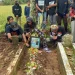 Anggota keluarga, kerabat, dan teman dekat saat memanjatkan doa untuk mendiang Reyvano.