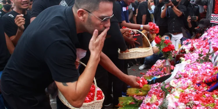 Foto : Kesedihan Pemain Arema FC Saat Tabur Bunga dan Doa Bersama