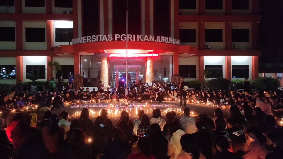 Doa bersama atas Traedi Kanjuruhan yang diinisiasi oleh BEM Unikama bersama Komunitas Aremania Kanjuruhan di Lapangan Rektorat.