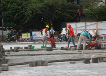 Penataan ulang batu andesit di sekitar Monumen Chairil Anwar, kawasan Kayutangan Heritage, Jalan Jenderal Basuki Rachmat, Kota Malang.